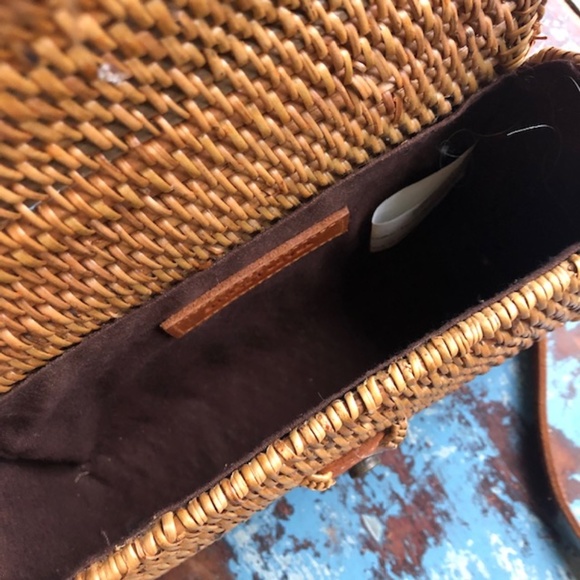 Woven Basket Purse with real Leather Strap and Snap Closure Like New! - Picture 4 of 6